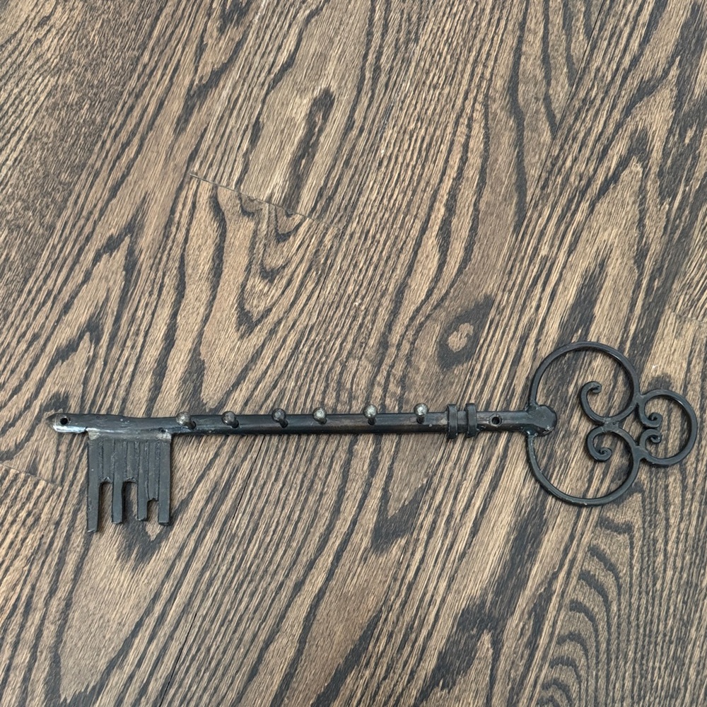 Anthropologie - Grand Key Hook Rack, 6 Hooks